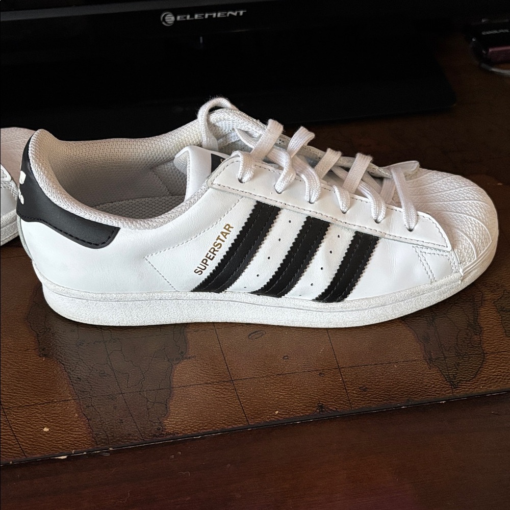 Adidas Superstar Women’s 7.5 - Picture 6 of 9